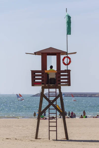 Valdelagrana Beach Cadiz Spain September 2017 Рятівник Спостерігає Пляжем Від — стокове фото