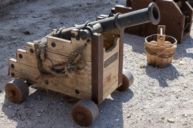 Eski bir donanma topunun açık hava gösterisi. Açık havada çekilmiş bir fotoğraf. XVI yüzyılının askeri kampının yeniden inşasında çekildi.