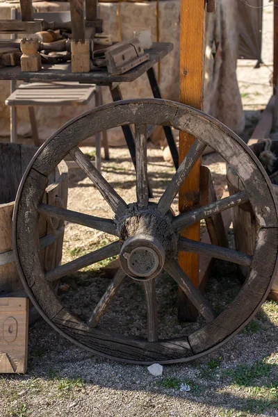 16世紀の軍事収容所の再現で木と金属で作られた古い大砲の車輪の閉鎖 — ストック写真