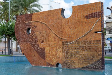 Akdeniz kıyısındaki Valencian topluluğunun Cezayir iline ait bir tatil yeri olan Campello belediyesindeki balıkçıya yapılan anıtın yatay görüntüsü