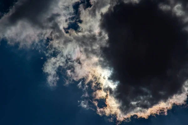 Vue Horizontale Ciel Couvert Nuages Orageux Noirs Percés Par Les — Photo