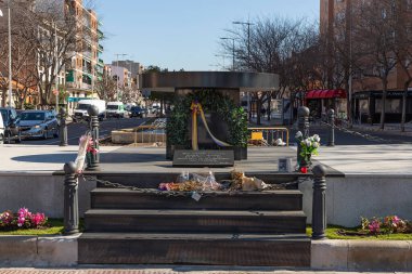 TORREJON DE ARDOZ, MADRID, SPAIN - ŞUBAT 18. 2022: Torrejon de Ardoz şehrinden dünya salgınının kurbanlarına övgü olarak bir kazan şeklindeki anıt