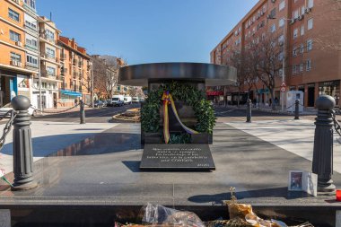 TORREJON DE ARDOZ, MADRID, SPAIN - ŞUBAT 18. 2022: Torrejon de Ardoz şehrinden dünya salgınının kurbanlarına övgü olarak bir kazan şeklindeki anıt