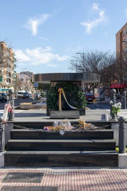 TORREJON DE ARDOZ, MADRID, SPAIN - ŞUBAT 17. 2022: Torrejon de Ardoz şehrinden dünya salgını mağdurlarına övgü olarak bir kazan şeklindeki anıt