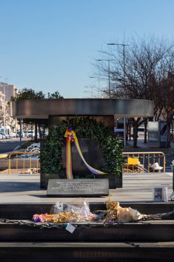 TORREJON DE ARDOZ, MADRID, SPAIN - ŞUBAT 18. 2022: Torrejon de Ardoz şehrinden dünya salgınının kurbanlarına övgü olarak bir kazan şeklindeki anıt