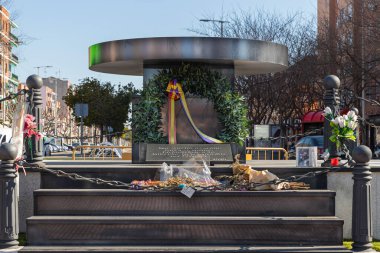 TORREJON DE ARDOZ, MADRID, SPAIN - ŞUBAT 18. 2022: Torrejon de Ardoz şehrinden dünya salgınının kurbanlarına övgü olarak bir kazan şeklindeki anıt
