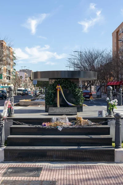 TORREJON DE ARDOZ, MADRID, SPAIN - ŞUBAT 17. 2022: Torrejon de Ardoz şehrinden dünya salgını mağdurlarına övgü olarak bir kazan şeklindeki anıt