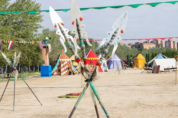 Ortaçağ askeri kampının yeniden inşasında üç ortaçağ mızrağının ön planında yatay görüş