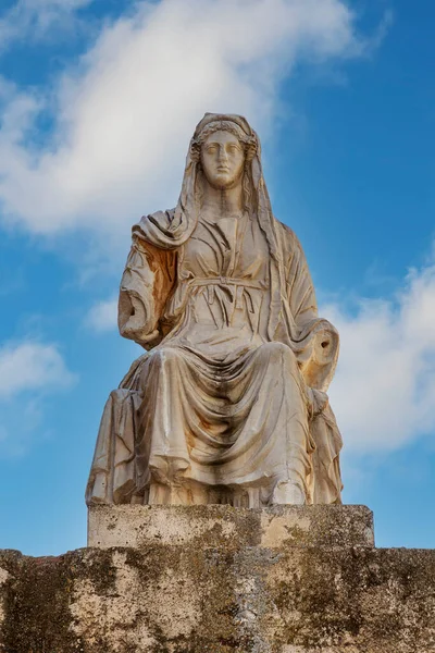 雕塑品 以天空为背景 代表保护农业 收获和丰饶的女神 在1911年在梅里达的罗马剧院进行的挖掘中发现的 — 图库照片