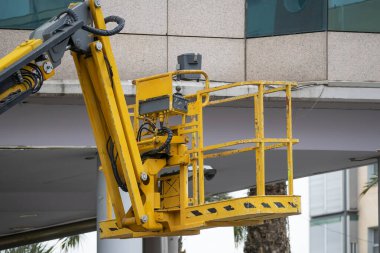 Sarı renkli eklemli bum kaldırma sepetinin yatay görünümünde.