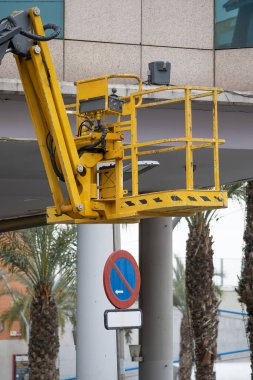 Eklemli sarı renkli kaldırma sepetinin dikey görünümünde.