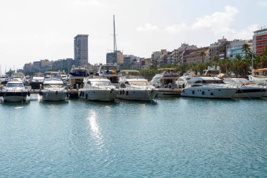 Yat limanına yanaşmış bazı teknelerin yatay görüntüsü
