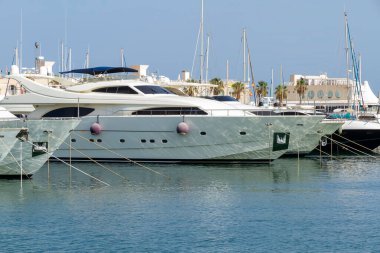 Marinaya yanaşmış yatın yatay görüntüsü.