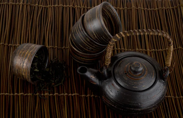 Koyu arka plan üzerinde yeşil çay ile çay seti — Stok fotoğraf