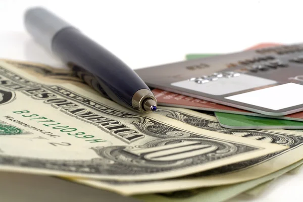 kredi kartları, para ve beyaz zemin üzerine kalem