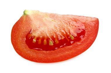 Beyaz arkaplanda izole edilmiş domates dilimi