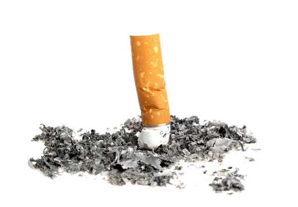 Beyaz arka plan üzerinde izole ash ile sigara izmariti