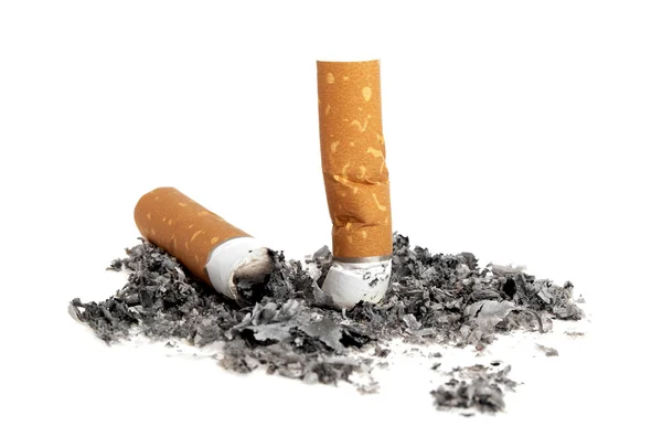 Nedopalky cigaret s popelem izolovaných na bílém pozadí — Stock fotografie