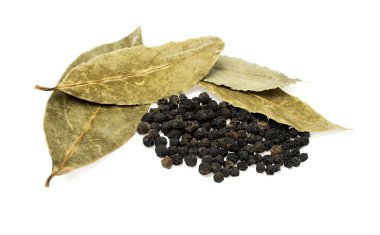 Kuru defne yaprakları ve beyaz arka plan üzerinde izole karabiber