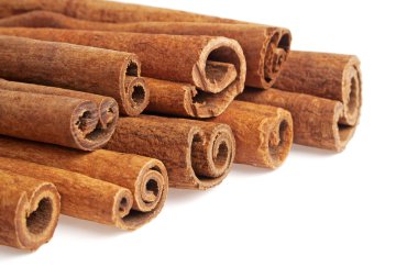 Tarçın çubukları beyaz arkaplanda izole