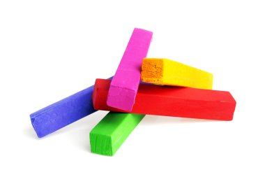 Beyaz bir arka plan üzerinde renkli tebeşirler