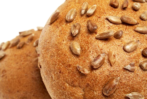 Sandwich-Brötchen mit Sonnenblumenkernen isoliert auf weißem Hintergrund, — Stockfoto