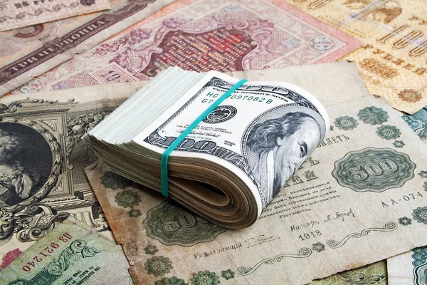 Pengar koncept, gamla ryska pengar och dollar — Stockfoto