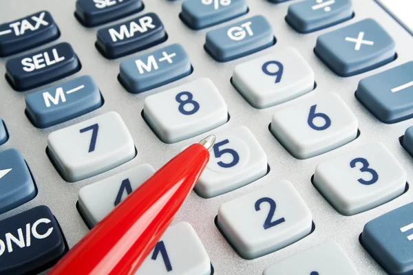 De rekenmachine en pen, close-up — Stockfoto