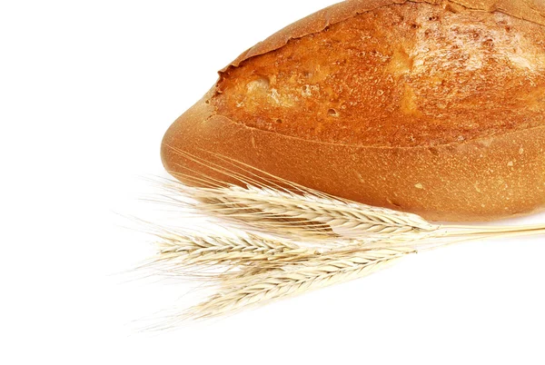 Brot und Weizenstiele auf weißem Hintergrund — Stockfoto