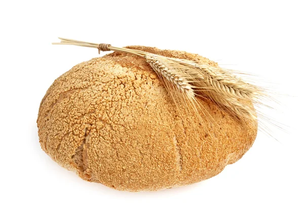 Pan y tallos de trigo sobre un fondo blanco — Foto de Stock