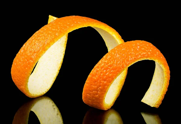 Spiraalvormige Oranje Schil Een Zwarte Achtergrond Citrus Twist Schil Citrusvruchten — Stockfoto