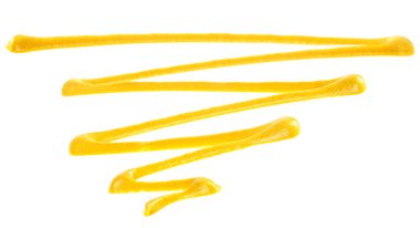 Beyaz arka planda izole edilmiş baharatlı hardal sosu, seçici bir odak noktası. Sarı hardal sosu.