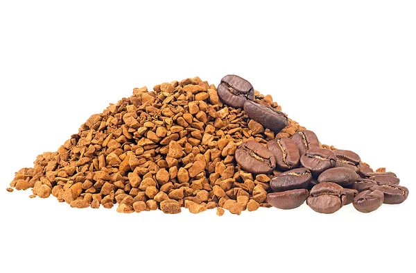 白い背景に単離されたローストコーヒー豆とインスタント顆粒コーヒーのヒープ — ストック写真