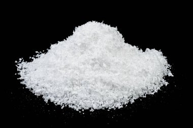 Siyah arka planda beyaz kar yığını. Pofuduk beyaz kar tepesi.