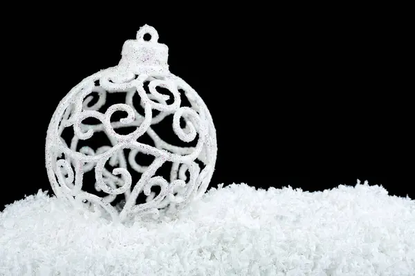 Λευκή Διακοσμητική Χριστουγεννιάτικη Μπάλα Λευκό Χιόνι Μαύρο Φόντο — Φωτογραφία Αρχείου