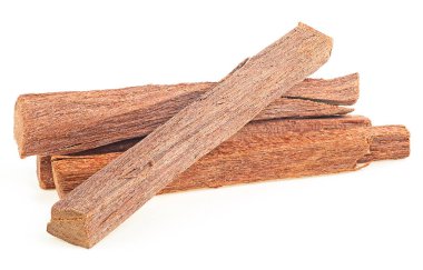 Chandan veya Sandal ağacı. Beyaz arka planda izole edilmiş sandal ağacı çubukları yığını..