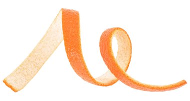 Beyaz arka planda izole edilmiş turuncu deri şeridi. Taze portakal kabuğu..