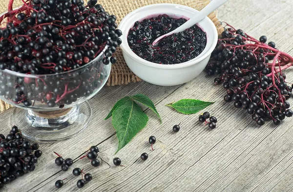 Homemade Black Elderberry Syrup Ceramic Jar Bunches Black Elderberry Green — Stock Photo, Image