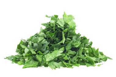 Beyaz arka planda izole edilmiş taze doğranmış yeşil maydanoz yaprakları.