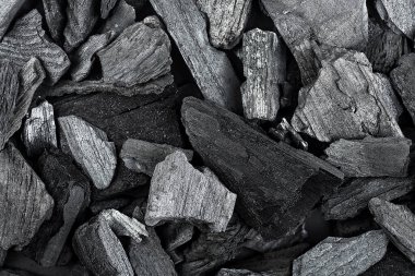 Siyah kömür parçalarının arka plan dokusu, üst manzara. Ahşap kömür..