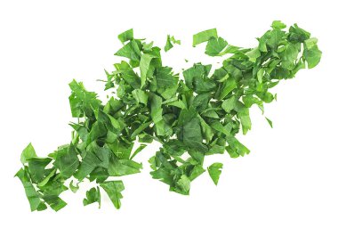Beyaz arka planda izole edilmiş taze doğranmış yeşil maydanoz yaprakları..