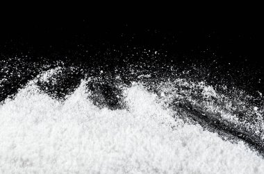 Siyah arka planda beyaz karın üst görüntüsü izole edilmiş. Kar yığını.