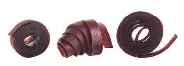 Beyaz bir arka planda izole edilmiş bir çift tatlı aromalı meyve pastili.