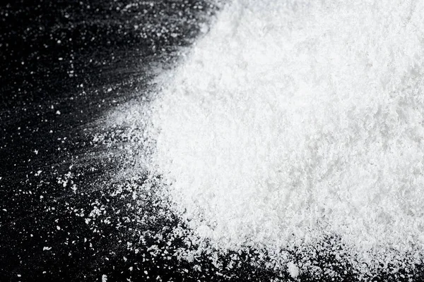 Siyah arka planda beyaz kar. Kar kristalleri. Kar Tepesi.