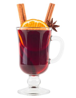Beyaz arka planda izole edilmiş baharatlı bir bardak lezzetli sıcak şarap. Noel içeceği.