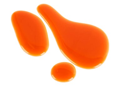 Beyaz arka planda izole edilmiş tatlı karamelli sos lekeleri. Altın Karamela şekerlemesi.