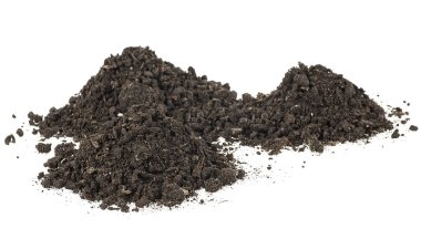 Toprak yığını beyaz arka planda izole edilmiş. Çamur.