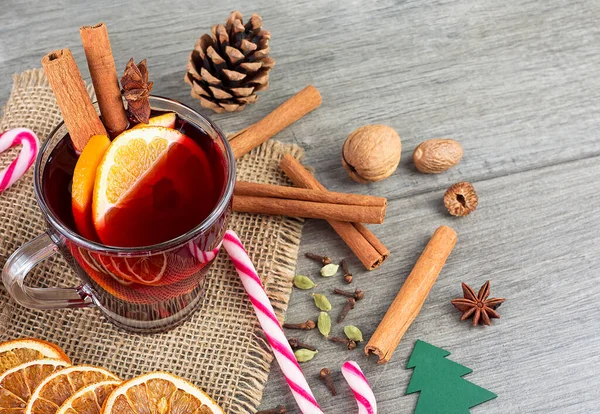 Delicious Christmas Hot Mulled Wine Candy Christmas Cane Spices Wooden — Zdjęcie stockowe