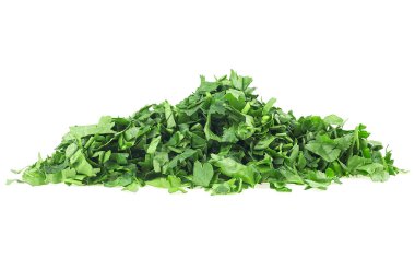 Beyaz arka planda izole edilmiş taze doğranmış yeşil maydanoz yaprakları.
