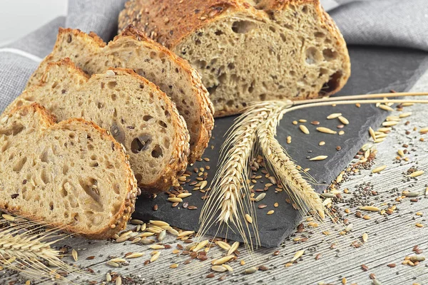 Świeżo Upieczony Tradycyjny Chleb Żytni Plasterkach Czarnej Desce Chleb Żytni — Zdjęcie stockowe